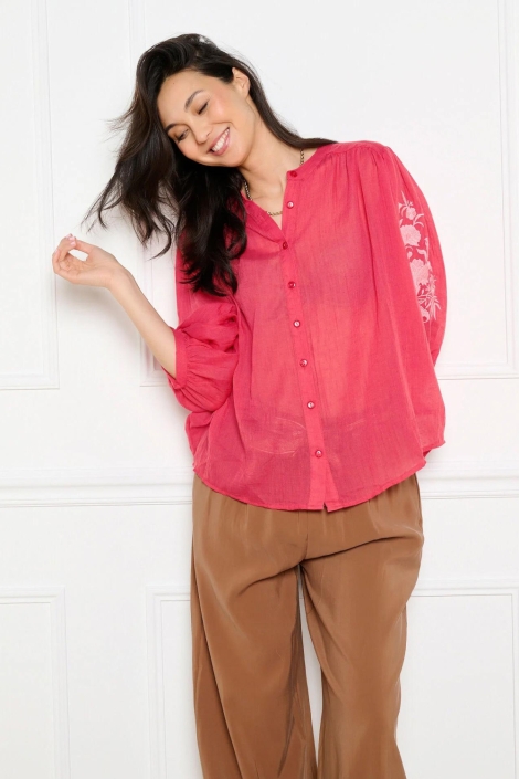 LolaLiza rode dames blouse | Model vooraanzicht