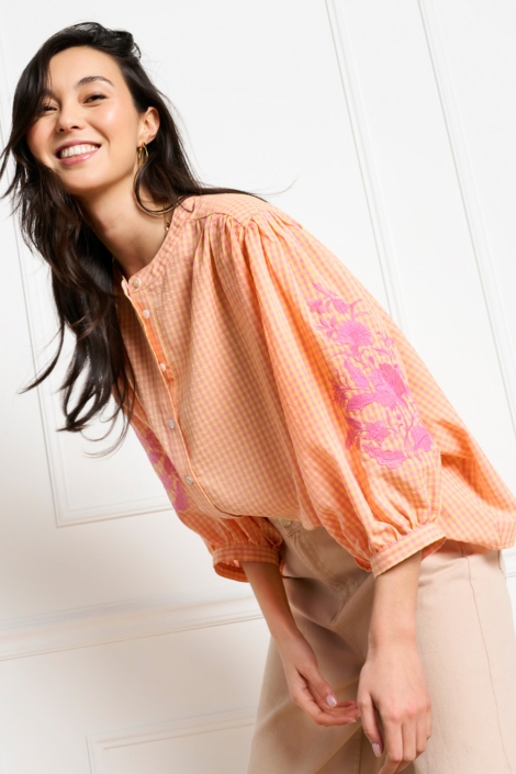 LolaLiza oranje dames blouse | Model zijaanzicht