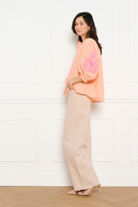 LolaLiza oranje dames blouse | Model zijaanzicht