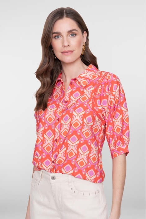 Geisha rode dames blouse | Model vooraanzicht