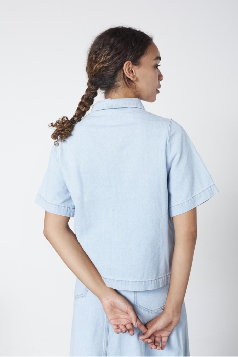 SisterS point blauwe dames blouse | Model achteraanzicht