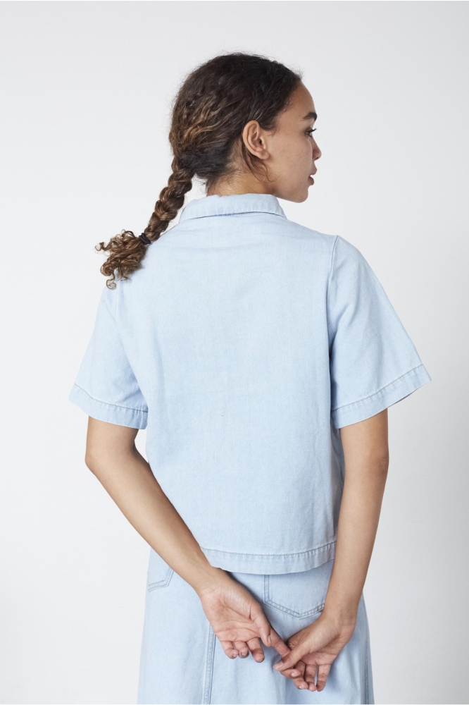 SisterS point blauwe dames blouse | Model achteraanzicht