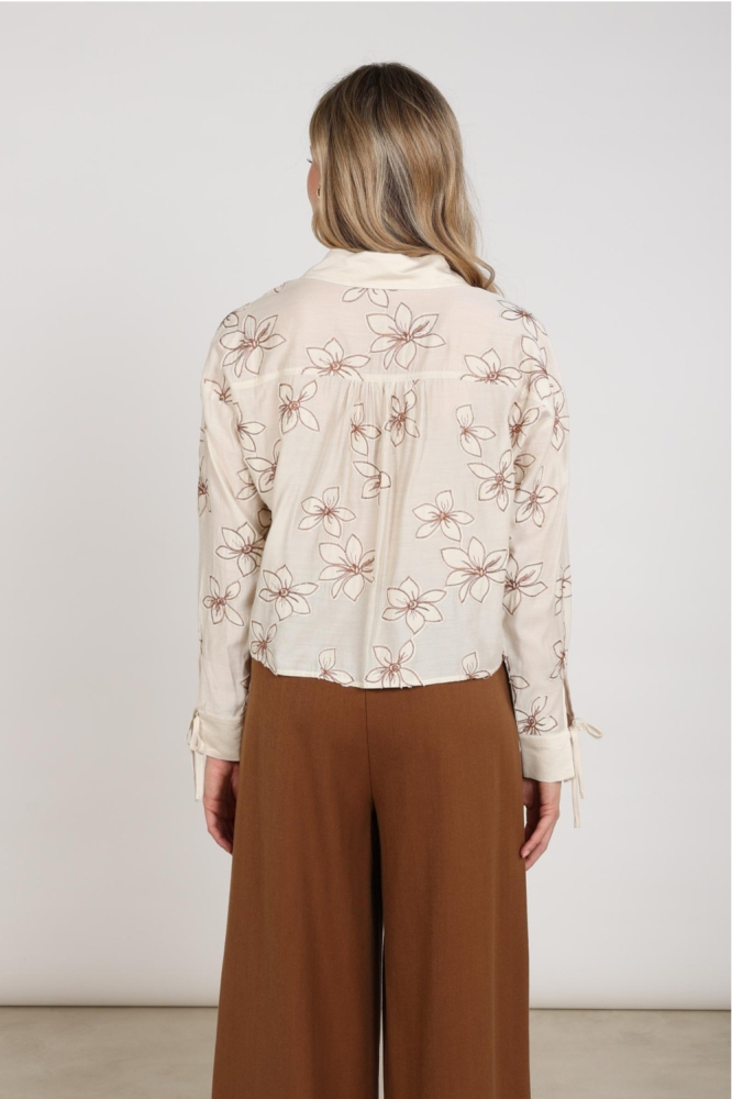 Nukus zand dames blouse | Model achteraanzicht