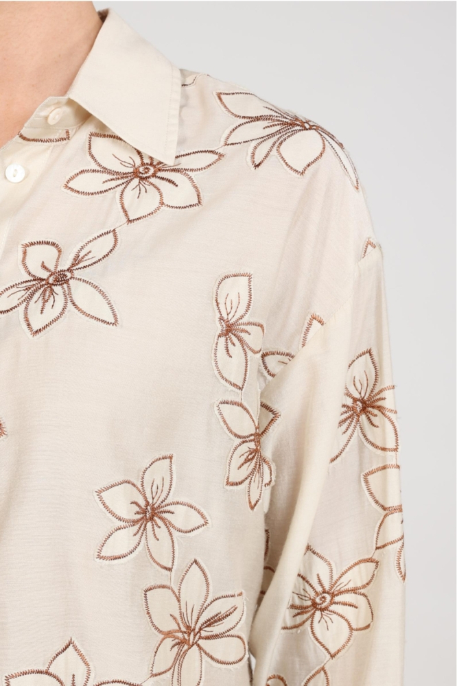 Nukus zand dames blouse | Close up