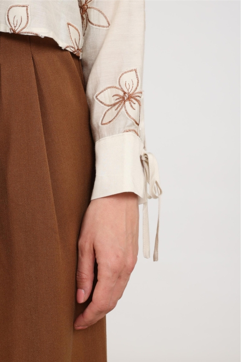 Nukus zand dames blouse | Kleurstaal