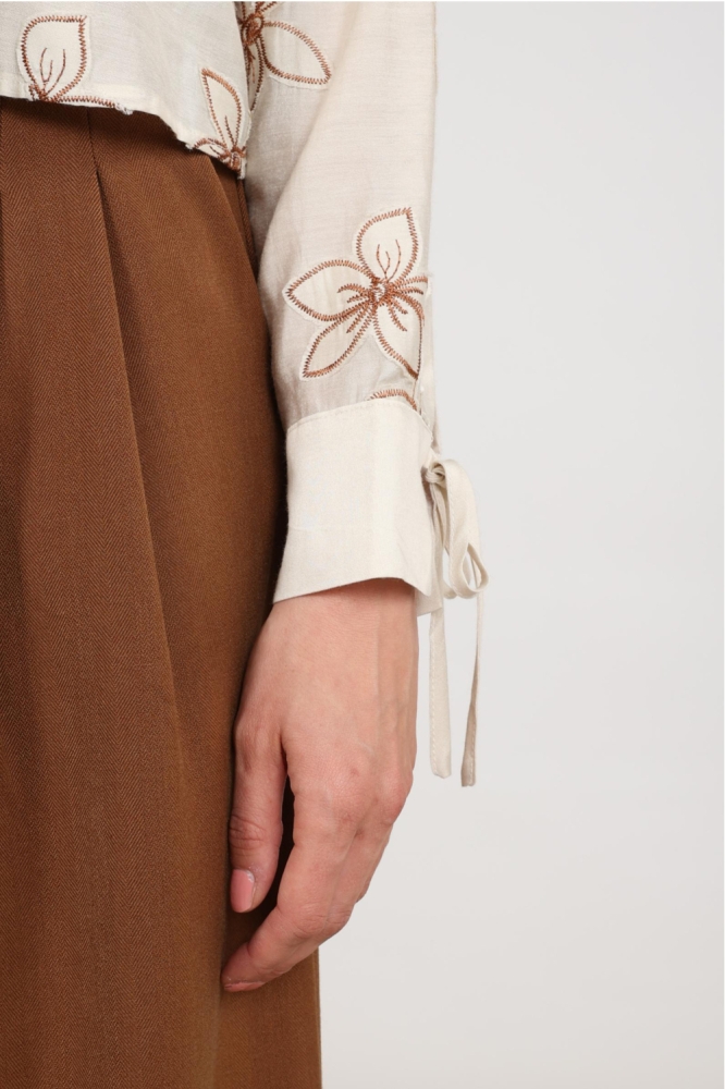 Nukus zand dames blouse | Kleurstaal