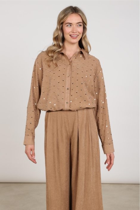 Nukus cognac dames blouse | Model vooraanzicht