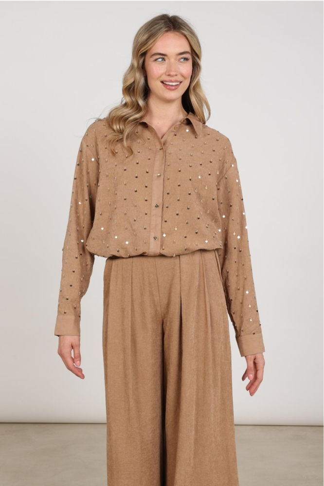 Nukus cognac dames blouse | Model vooraanzicht