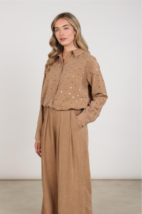 Nukus cognac dames blouse | Model zijaanzicht