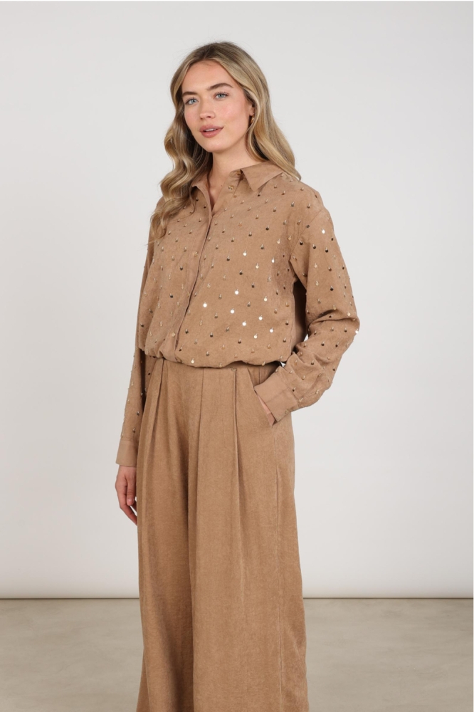 Nukus cognac dames blouse | Model zijaanzicht