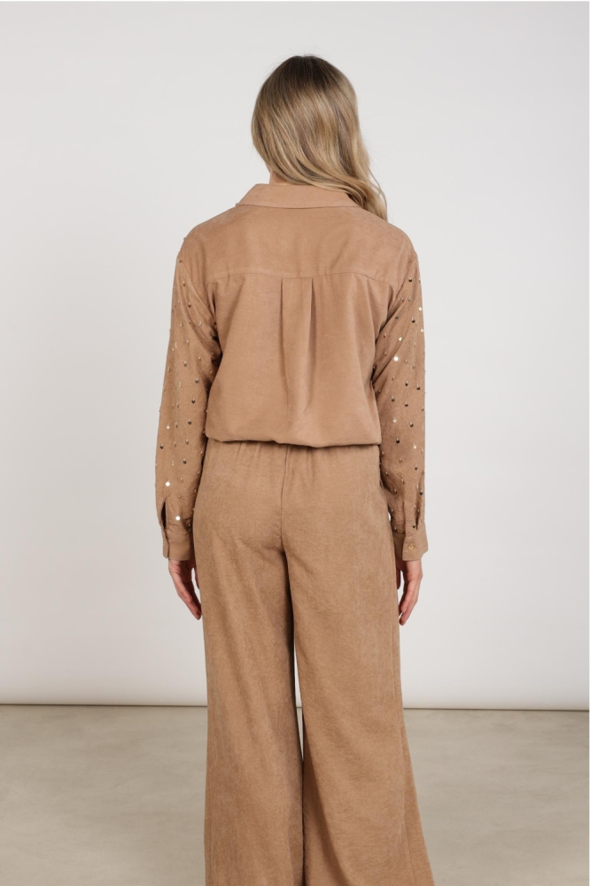 Nukus cognac dames blouse | Model achteraanzicht