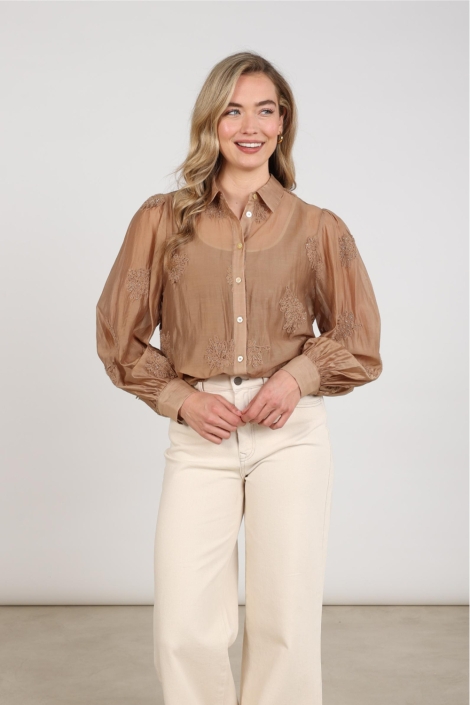 Nukus camel dames blouse | Model vooraanzicht