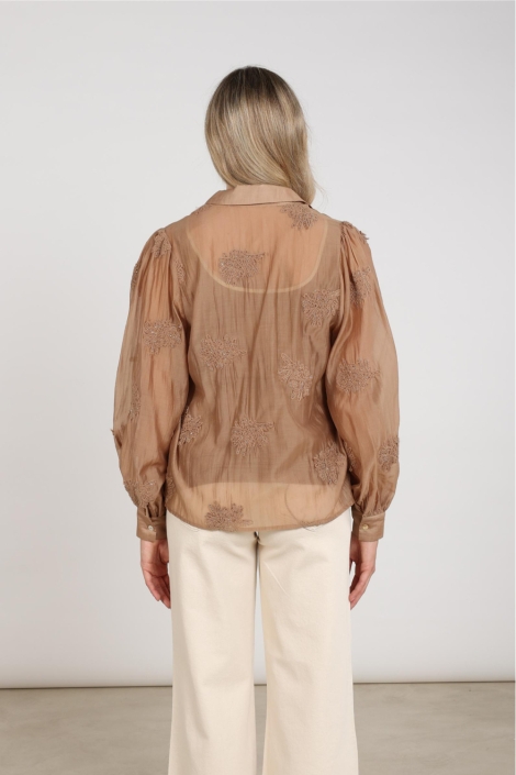 Nukus camel dames blouse | Model achteraanzicht