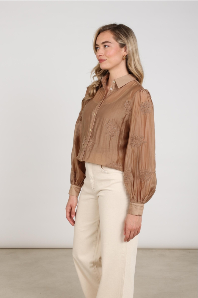 Nukus camel dames blouse | Model zijaanzicht