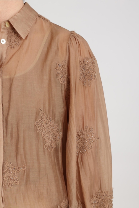 Nukus camel dames blouse | Close up