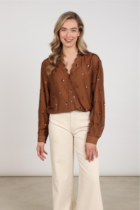 Nukus camel dames blouse | Model vooraanzicht