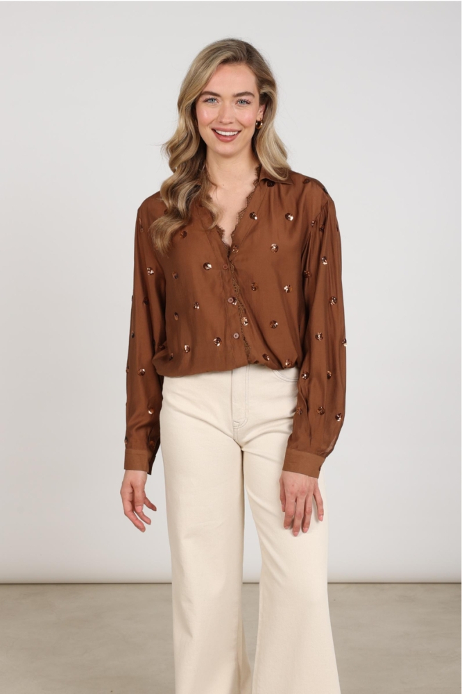 Nukus camel dames blouse | Model vooraanzicht