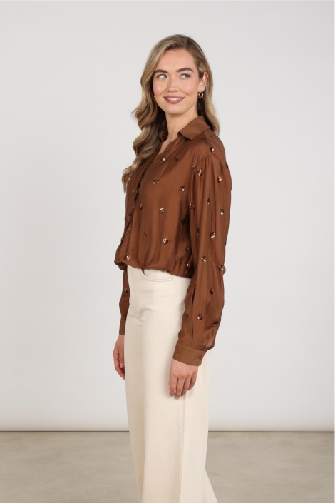 Nukus camel dames blouse | Model zijaanzicht