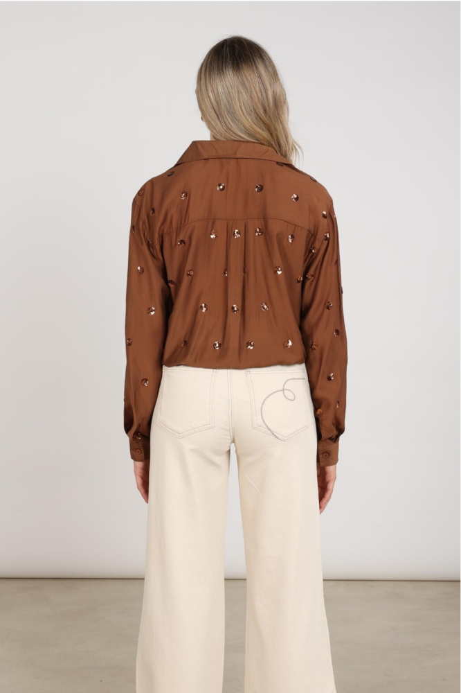 Nukus camel dames blouse | Model achteraanzicht