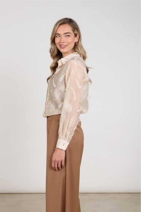 Nukus zand dames blouse | Model zijaanzicht
