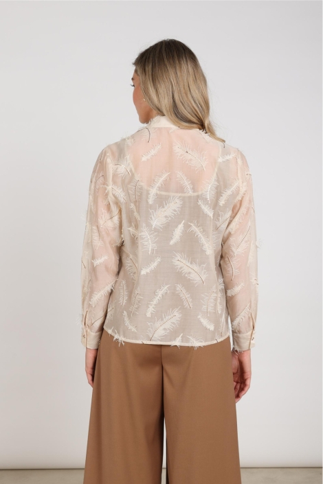Nukus zand dames blouse | Model achteraanzicht