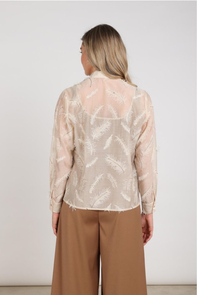 Nukus zand dames blouse | Model achteraanzicht
