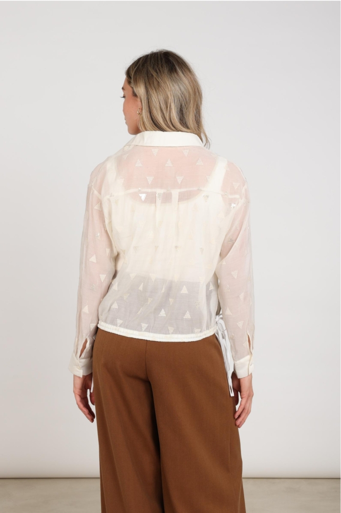 Nukus witte dames blouse | Model achteraanzicht