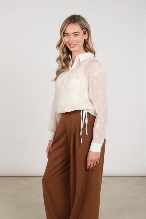 Nukus witte dames blouse | Model zijaanzicht