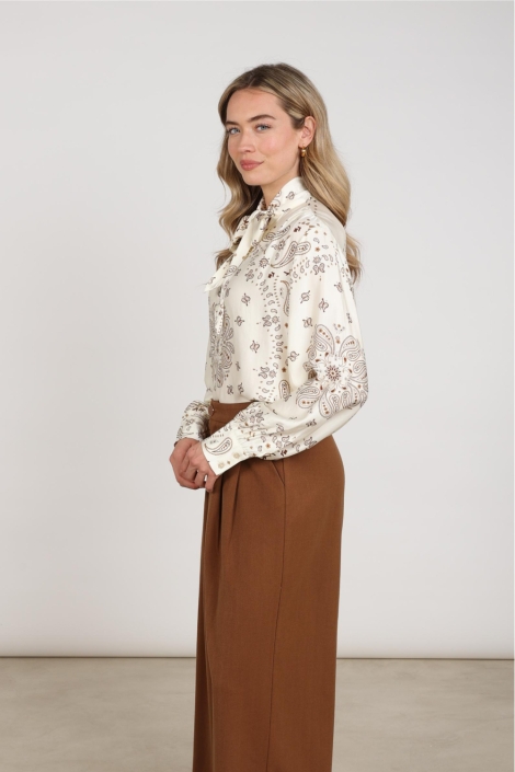 Nukus beige dames blouse | Model zijaanzicht