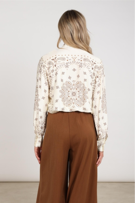 Nukus beige dames blouse | Model achteraanzicht