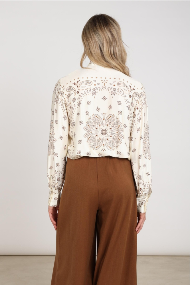 Nukus beige dames blouse | Model achteraanzicht