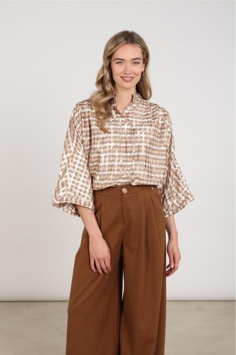 Nukus beige dames blouse | Model vooraanzicht