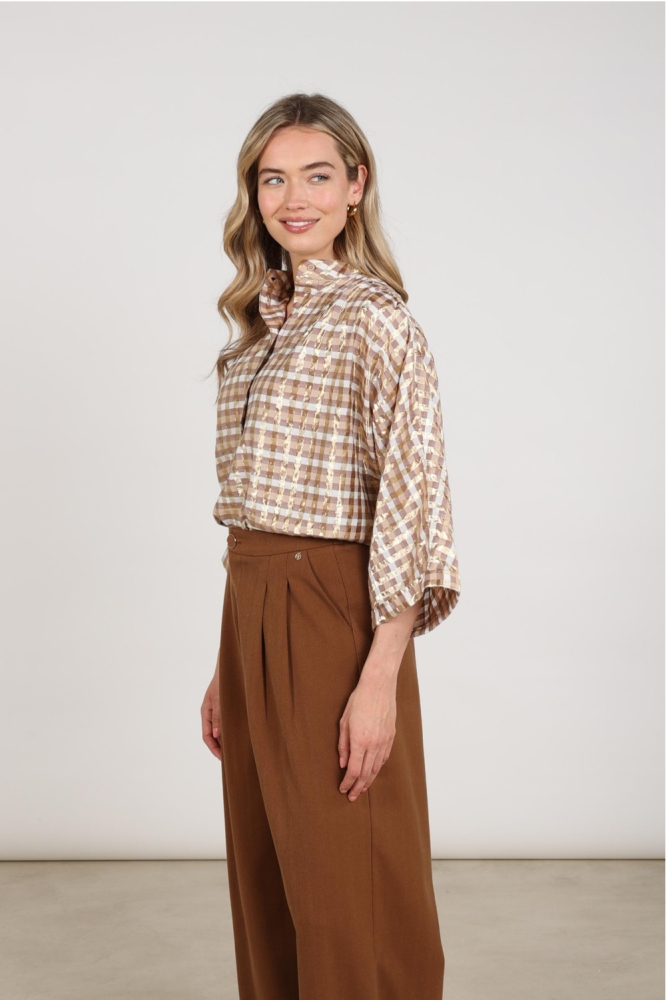 Nukus beige dames blouse | Model zijaanzicht