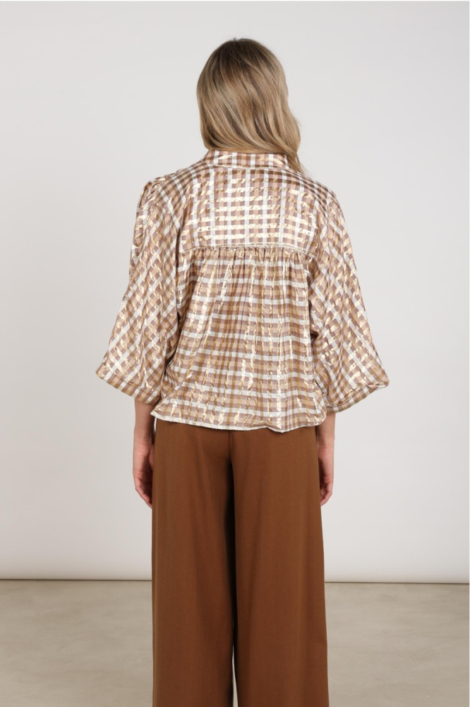 Nukus beige dames blouse | Model achteraanzicht