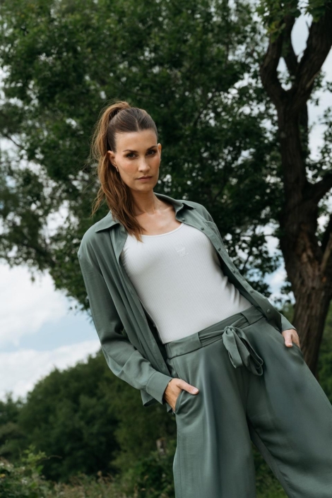 Maicazz groene dames blouse | Sfeerbeeld, In situatie