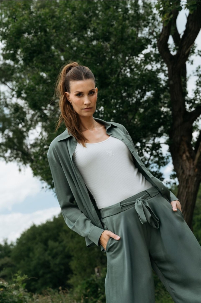 Maicazz groene dames blouse | Sfeerbeeld, In situatie