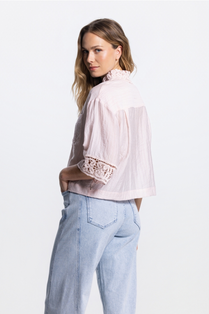 Juffrouw Jansen roze dames blouse | Model zijaanzicht