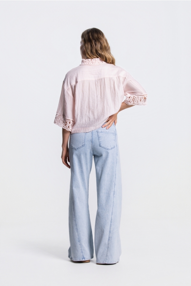 Juffrouw Jansen roze dames blouse | Model achteraanzicht