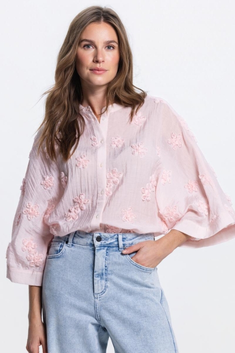 Juffrouw Jansen roze dames blouse | Model vooraanzicht