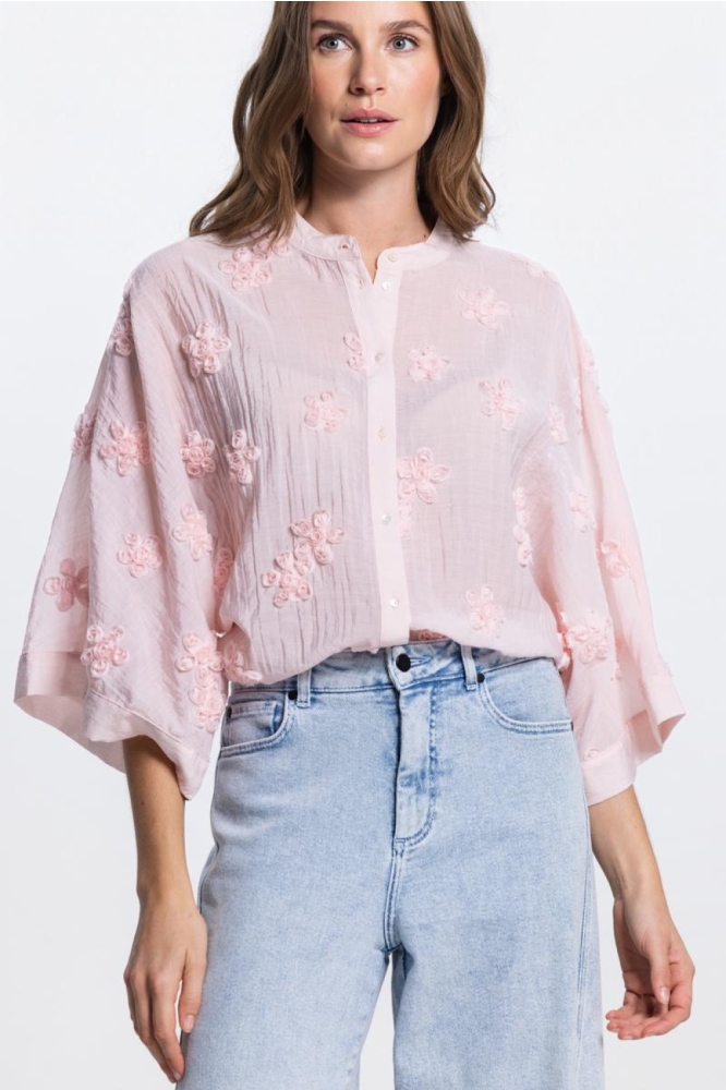 Juffrouw Jansen roze dames blouse | Model vooraanzicht