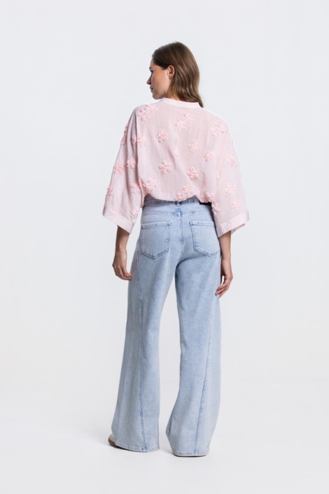 Juffrouw Jansen roze dames blouse | Model achteraanzicht