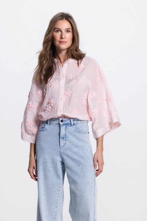 Juffrouw Jansen roze dames blouse | Model vooraanzicht