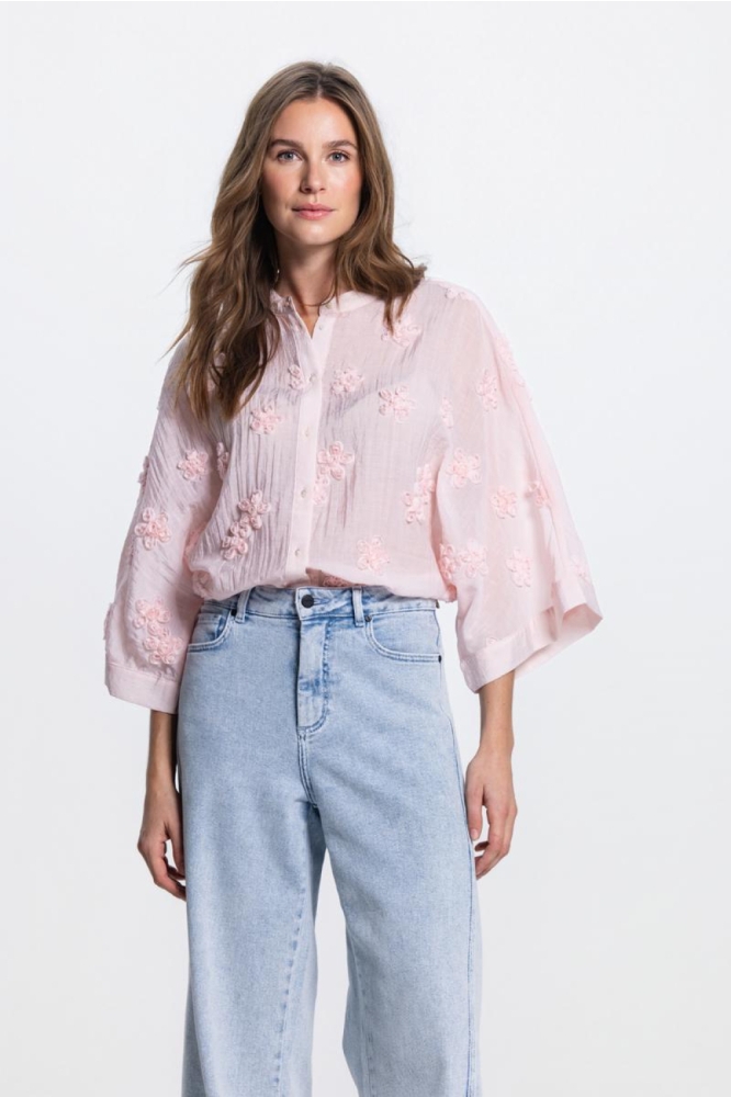 Juffrouw Jansen roze dames blouse | Model vooraanzicht