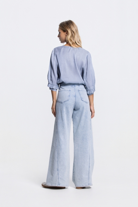 Juffrouw Jansen blauwe dames blouse | Model achteraanzicht