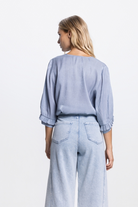 Juffrouw Jansen blauwe dames blouse | Model achteraanzicht