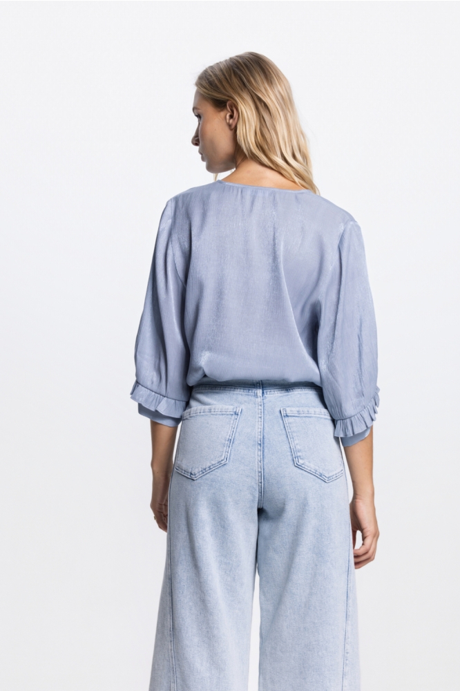 Juffrouw Jansen blauwe dames blouse | Model achteraanzicht