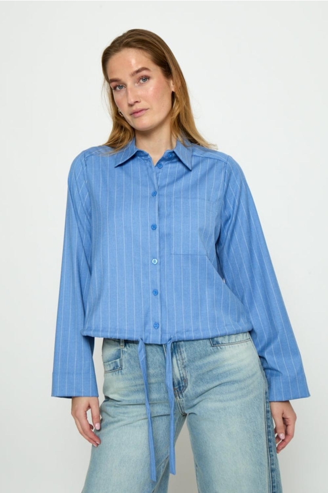 Minus blauwe dames blouse | Model vooraanzicht