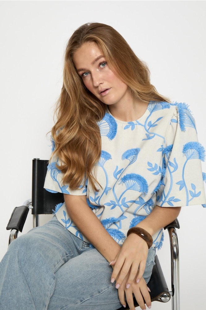 Minus beige dames blouse | Model vooraanzicht