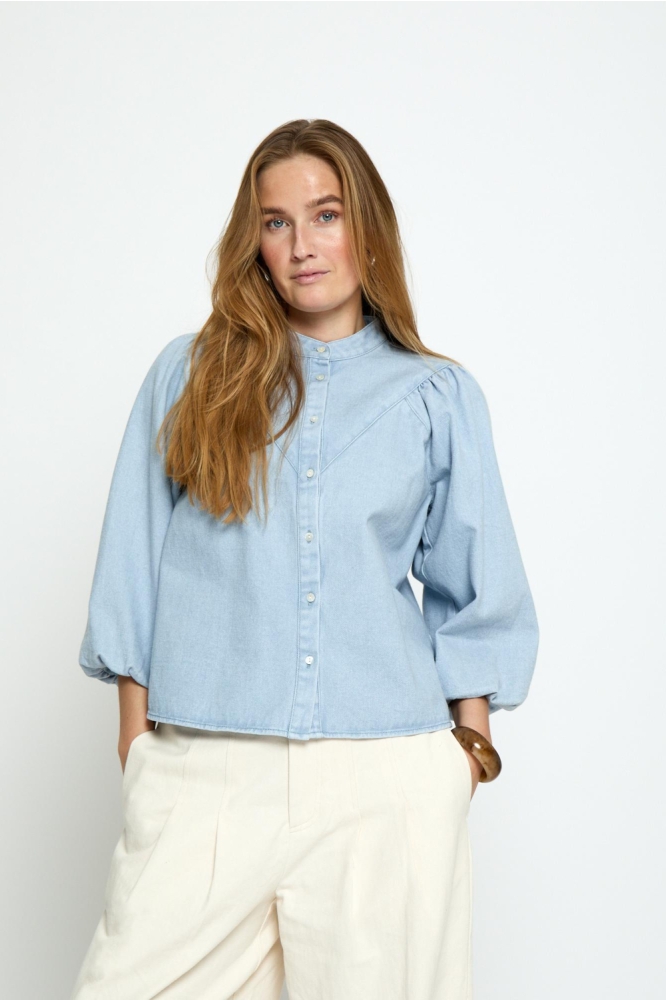 Minus blauwe dames blouse | Model vooraanzicht