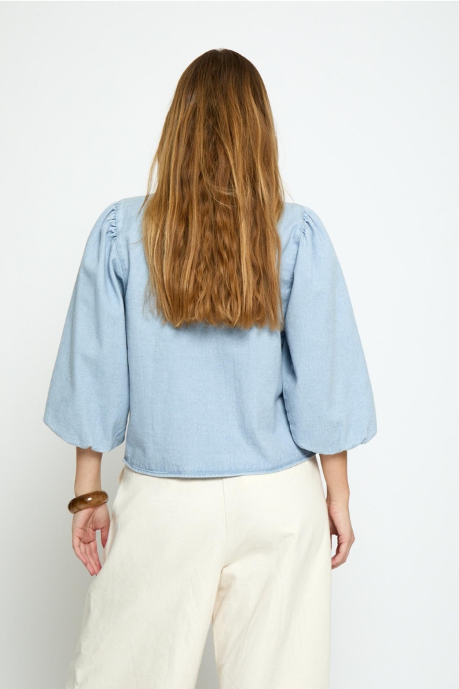 Minus blauwe dames blouse | Model achteraanzicht